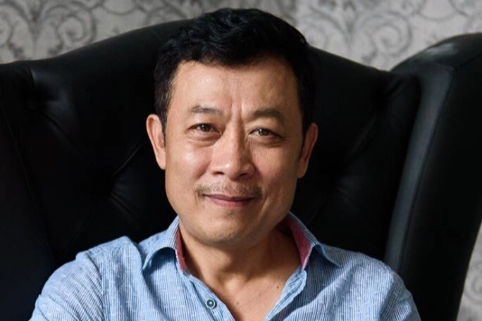Tài tử từng bị nghi ngờ giới tính nay cưa đổ bạn gái trẻ bằng tuổi con gái u70 bù đầu thay tã - 2