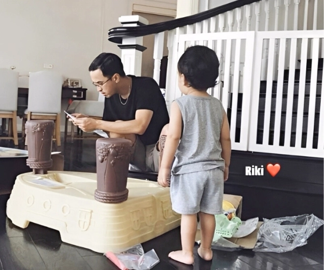 Tăng thanh hà khoe cảnh chồng thiếu gia chăm quý tử trong biệt thự triệu đô hôn nhân 13 năm vẫn màu hồng khó tin - 1