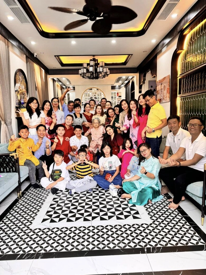 Thanh đoàn tổ chức sinh nhật linh đình mời dàn sao tham dự ôm hôn thắm thiết bố mẹ hà trí quang - 7