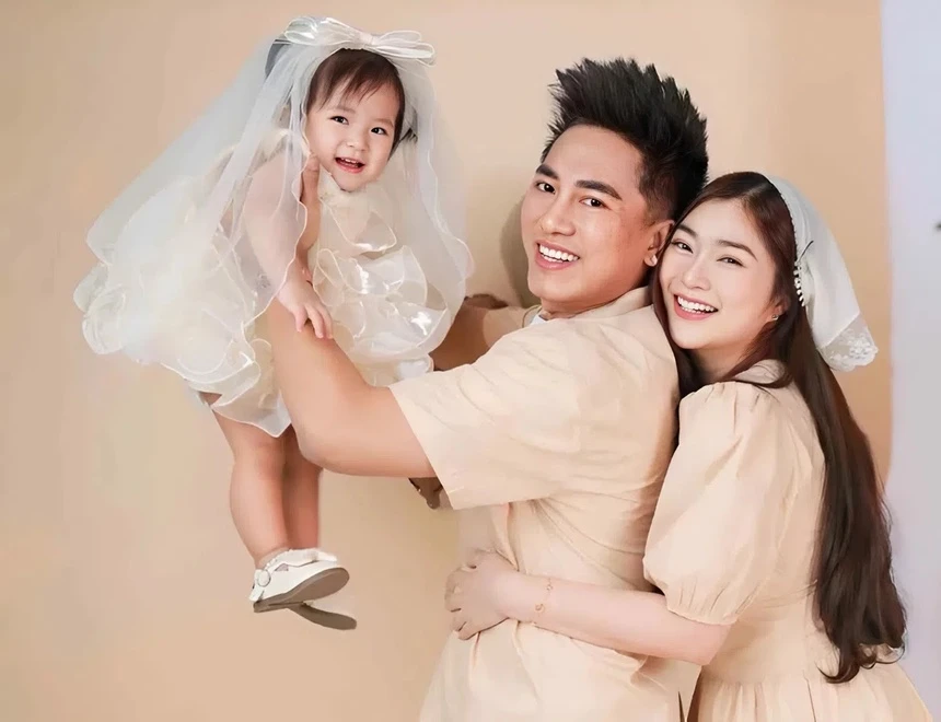 Thanh trúc đi làm về muộn được châu khải phong ra tận cổng đón khán giả trông chờ đám cưới lãng mạn vì quá đẹp đôi - 4
