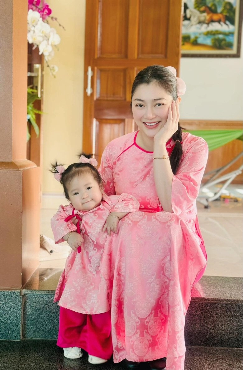 Thanh trúc đi làm về muộn được châu khải phong ra tận cổng đón khán giả trông chờ đám cưới lãng mạn vì quá đẹp đôi - 6