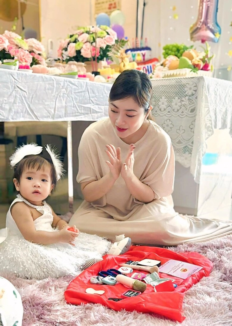 Thanh trúc đưa con gái về thăm nhà chồng ái nữ là bản sao của bố được bà nội bế bồng không rời tay - 5