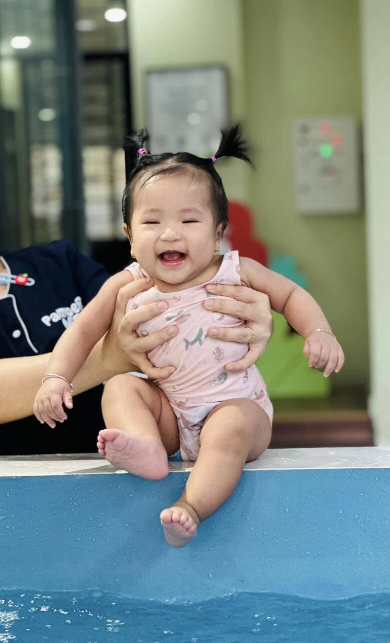 Thanh trúc đưa con gái về thăm nhà chồng ái nữ là bản sao của bố được bà nội bế bồng không rời tay - 6