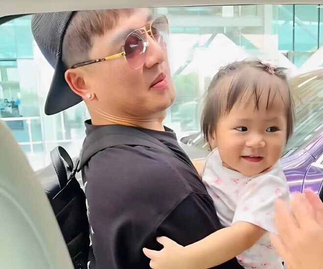 Thanh trúc đưa con gái về thăm nhà chồng ái nữ là bản sao của bố được bà nội bế bồng không rời tay - 7