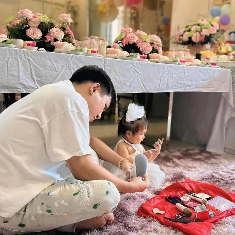 Thanh trúc đưa con gái về thăm nhà chồng ái nữ là bản sao của bố được bà nội bế bồng không rời tay - 8