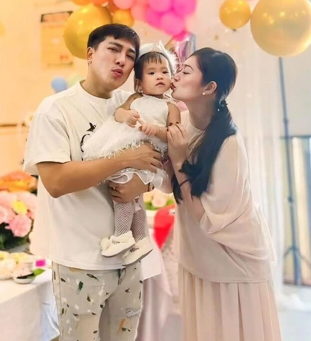 Thanh trúc đưa con gái về thăm nhà chồng ái nữ là bản sao của bố được bà nội bế bồng không rời tay - 10