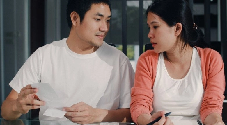 Thấy con dâu đặt vé đi hưởng tuần trăng mật vào dịp nghỉ lễ mẹ tôi nóng mặt ném chiếc cốc xuống nền nhà - 1