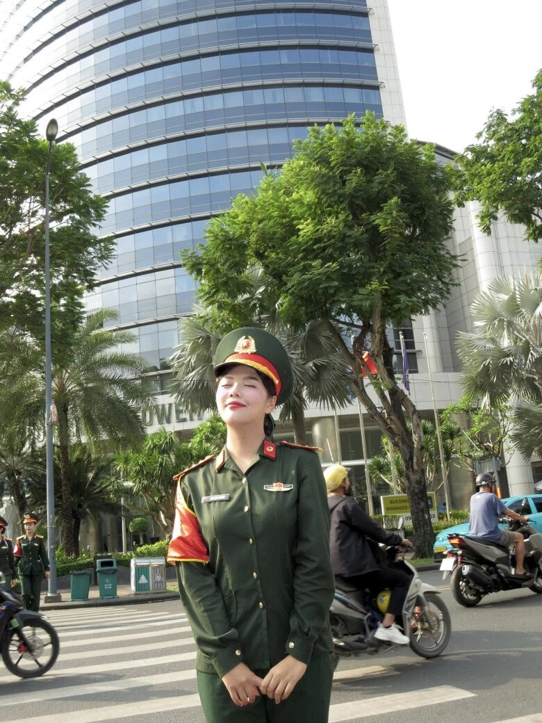 Thêm một nữ chiến sĩ tại lễ diễu binh 304 có nhan sắc ngọt ngào được khen đẹp không thua hoa hậu - 5