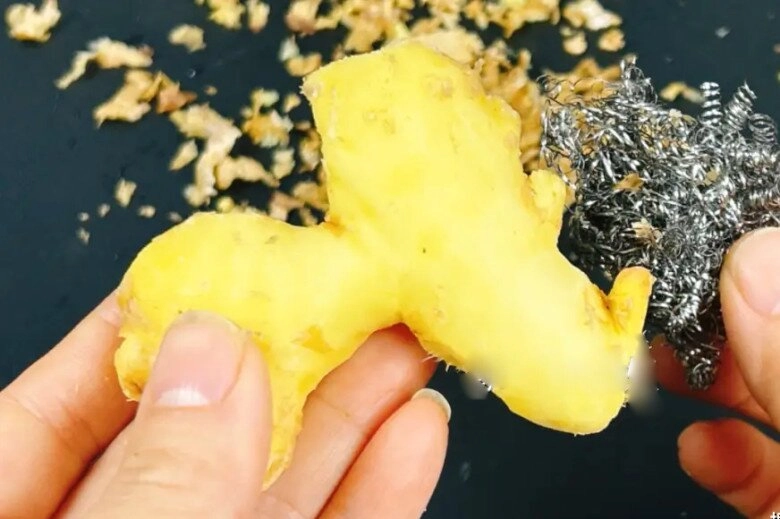 Thì ra ở nhà hàng người ta gọt vỏ gừng như thế này chẳng trách vừa nhanh vừa sạch lại không tốn kém hay mất thời gian - 6