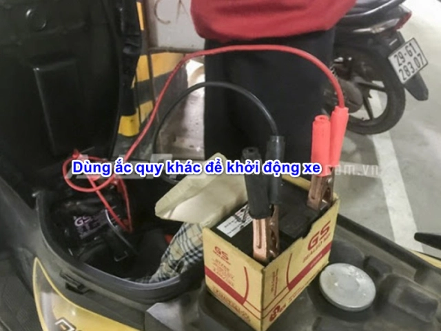 Thói quen đá chân chống để tắt máy trên xe tay ga liệu có hại bình ắc quy - 5
