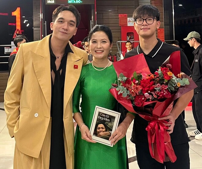 Thứ trưởng bộ ngoại giao trong phim mưa đỏ khi nghe con nói mẹ cứ yêu đi miễn là mẹ thấy vui tôi đã khóc suốt - 1