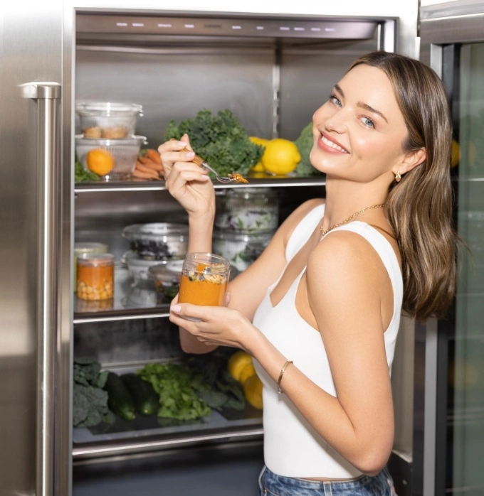 Thức uống chống già miranda kerr uống cả lít mỗi sáng - 3