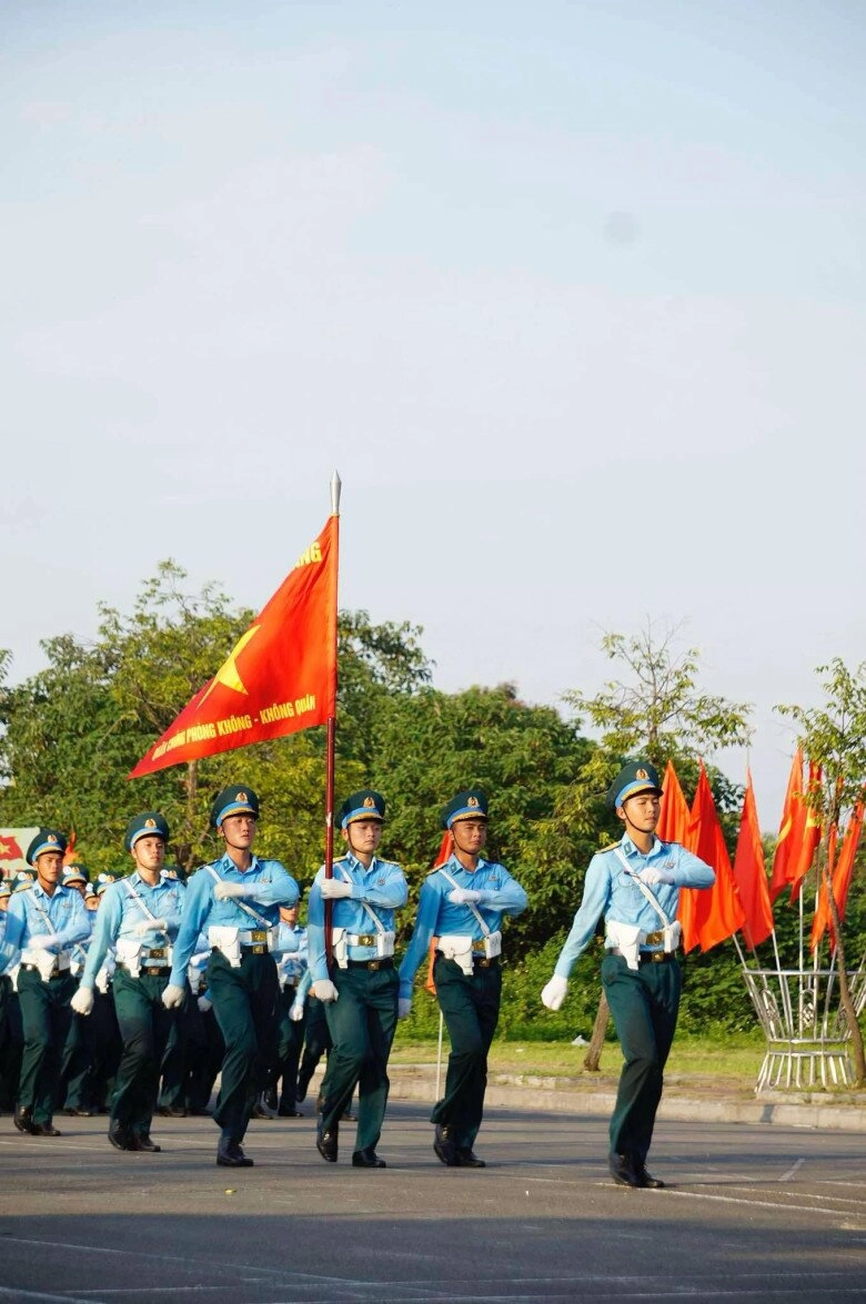 Thượng úy xuất hiện tại concert vtv nhà 3 đời làm quân nhân hút triệu view với khoảnh khắc lưu luyến sau diễu binh ở tphcm - 8
