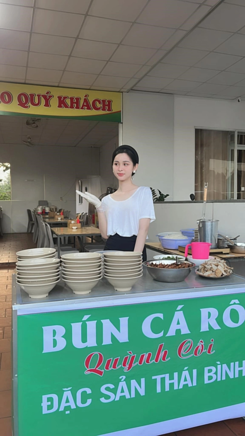 tiên nữ đăknia một thời mặc yếm táo bạo gây tranh cãi nay về quê bán bún mặc đồ bộ giá rẻ khó nhận ra - 7