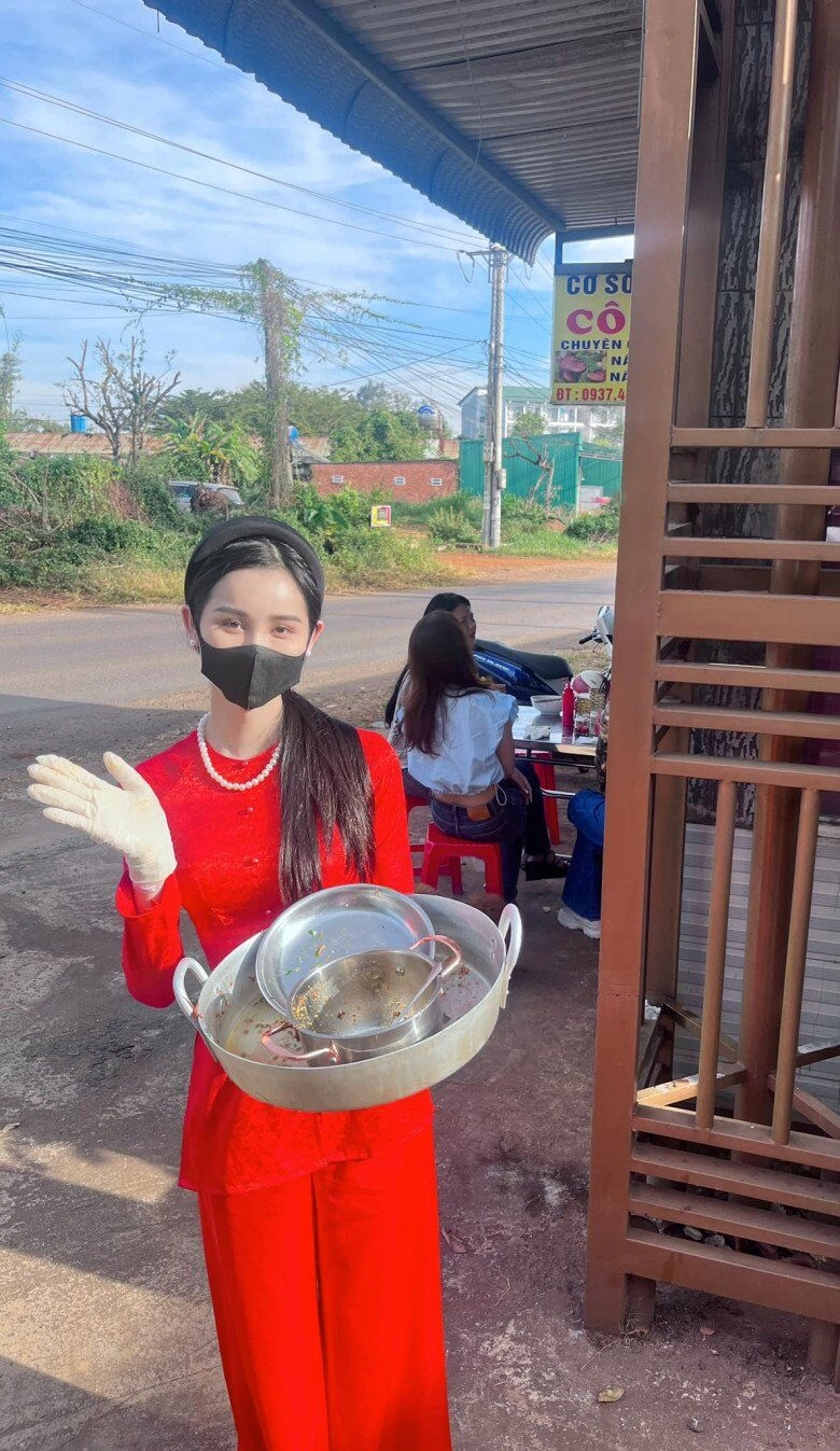 tiên nữ đăknia một thời mặc yếm táo bạo gây tranh cãi nay về quê bán bún mặc đồ bộ giá rẻ khó nhận ra - 12