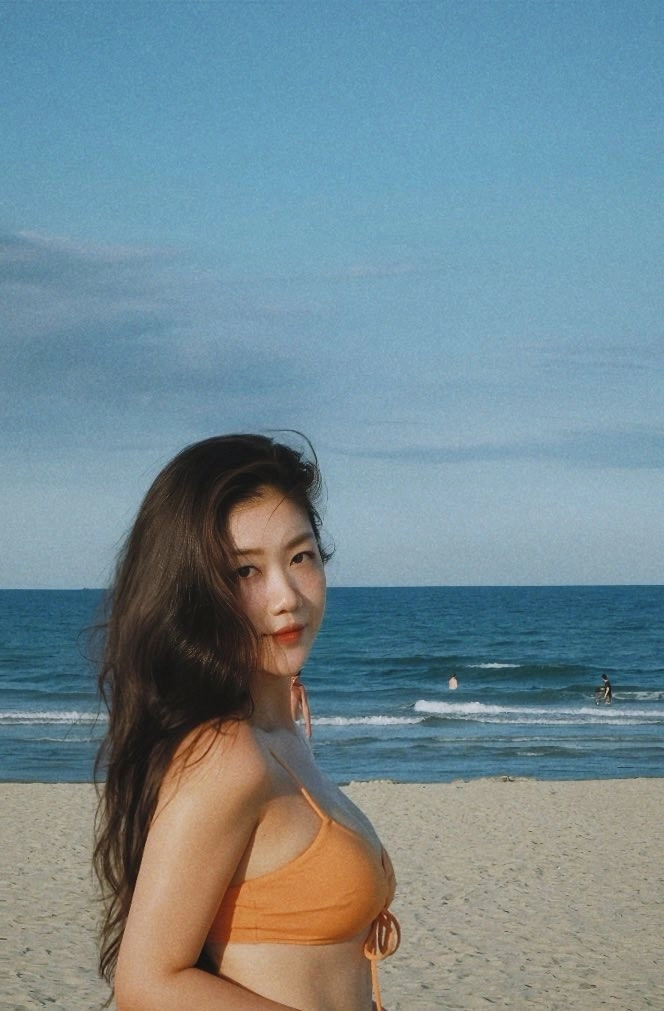 Tiếp viên trưởng có nụ cười vạn người mê khoe dáng hút ánh nhìn với bikini - 4
