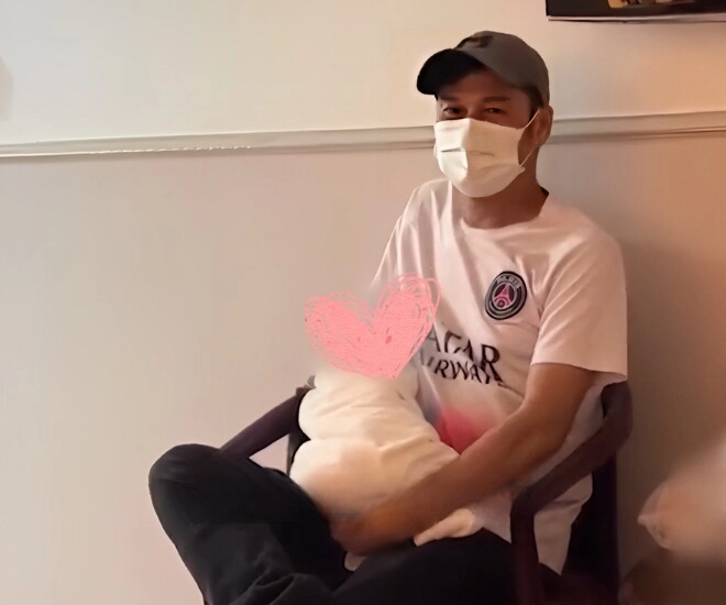 Tiết cương đón con trai với vợ kém 26 tuổi u60 loay hoay không thể bế em bé vì lần đầu làm bố - 1