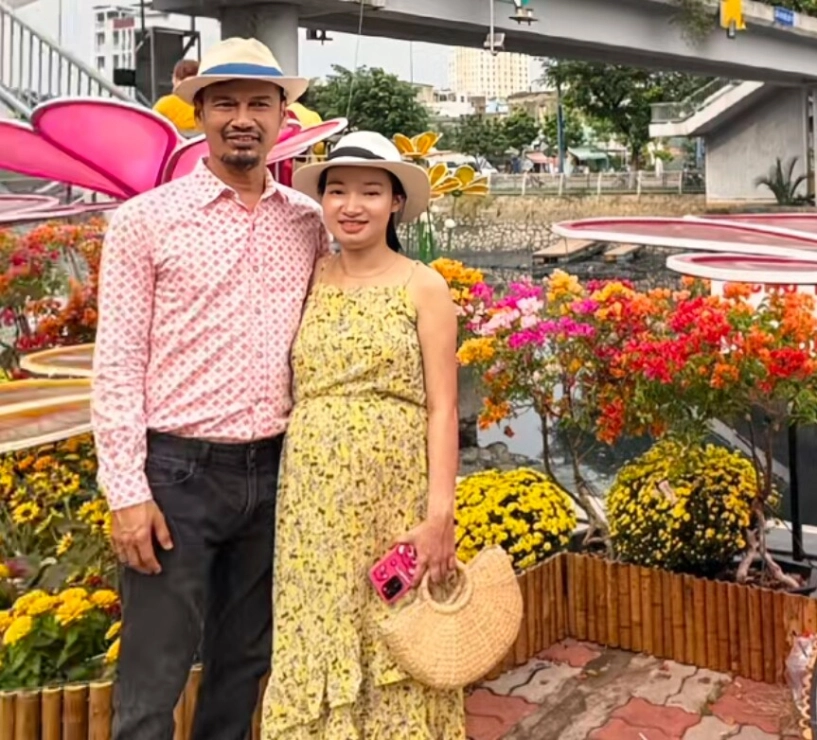 Tiết cương đón con trai với vợ kém 26 tuổi u60 loay hoay không thể bế em bé vì lần đầu làm bố - 4