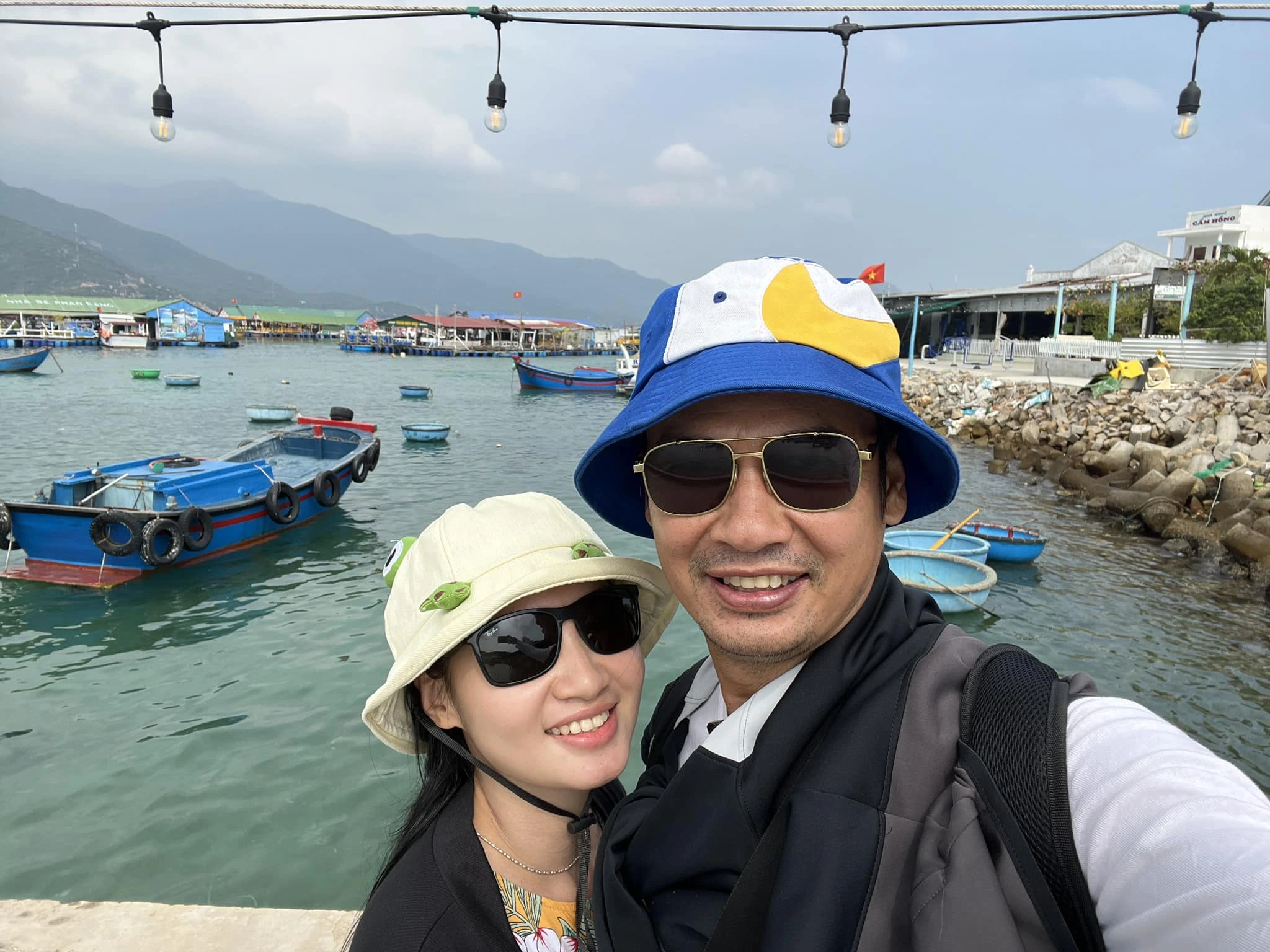 Tiết cương đón con trai với vợ kém 26 tuổi u60 loay hoay không thể bế em bé vì lần đầu làm bố - 11