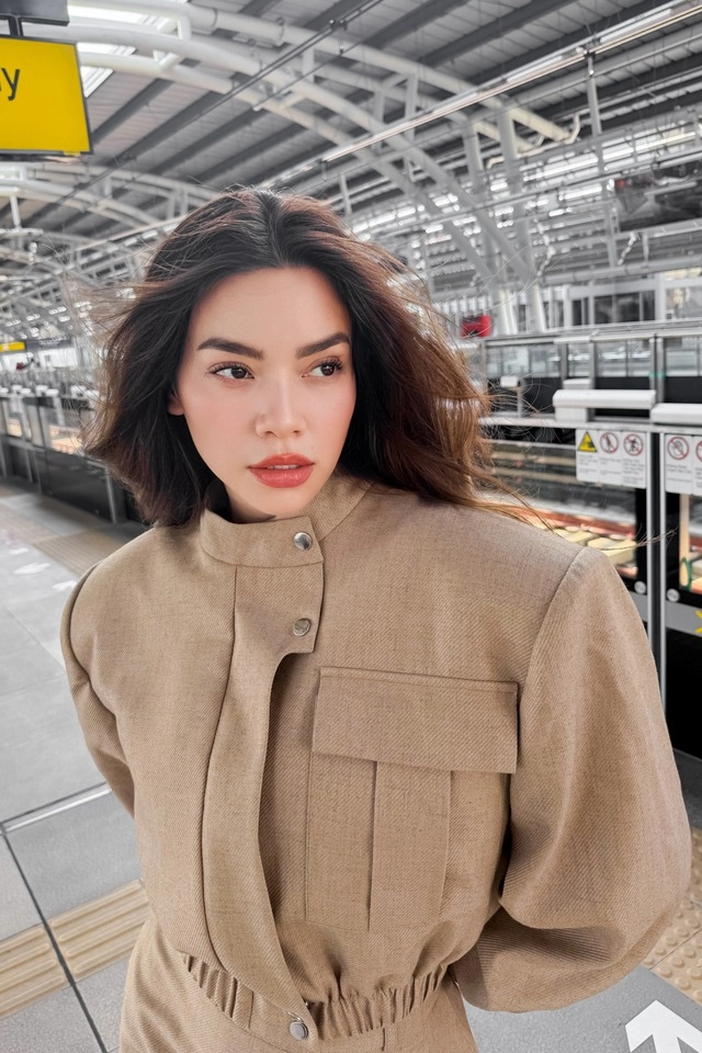 Tình tứ bên kim lý ở paris hồ ngọc hà gây chú ý bởi làn da mộc mịn màng - 5