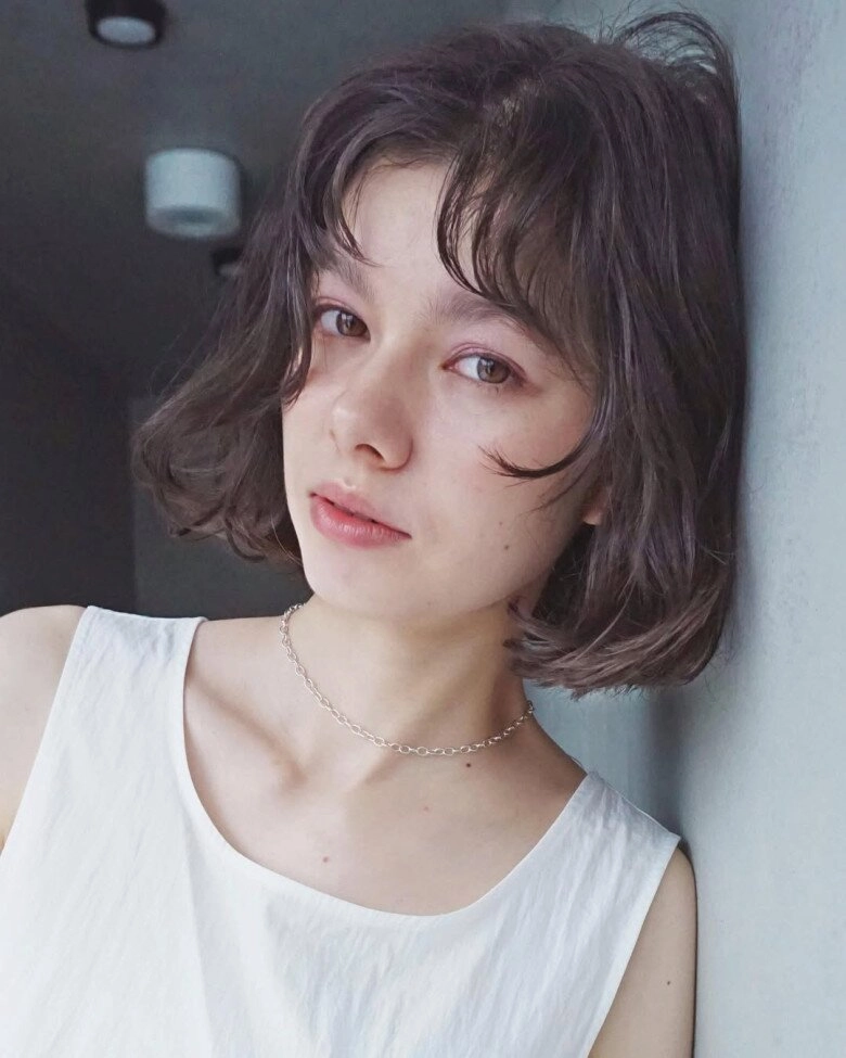 Tóc ngắn cho mặt tròn top 6 kiểu được yêu thích nhất giúp hóa thon gương mặt lại giảm chục tuổi dùng tay vuốt là đẹp - 2