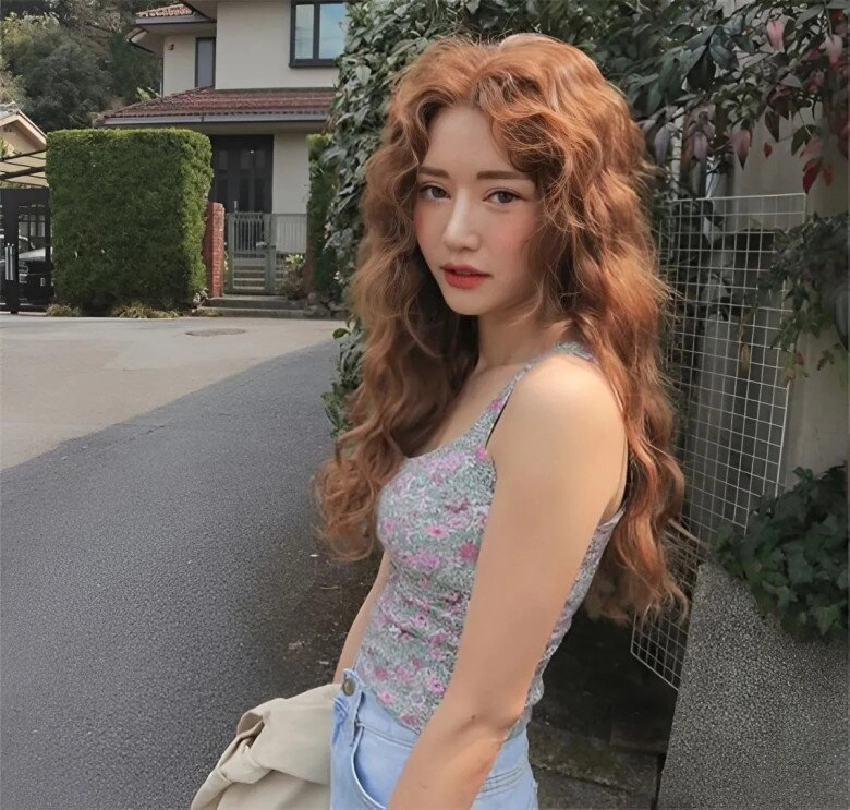 Tóc xoăn top 10 kiểu giúp gương mặt thon gọn tôn ngũ quan hài hòa được yêu thích nhất năm 2025 - 5