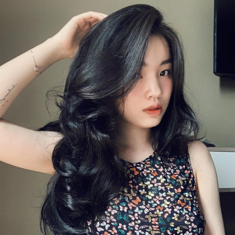 Tóc xoăn top 10 kiểu giúp gương mặt thon gọn tôn ngũ quan hài hòa được yêu thích nhất năm 2025 - 9