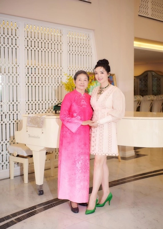 Trầm trồ nhan sắc 3 thế hệ nhà hoa hậu đền hùng giáng my - 4