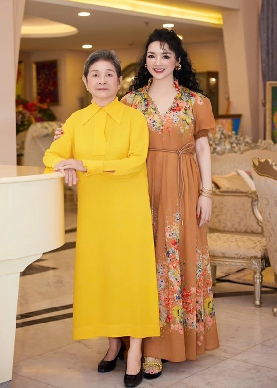 Trầm trồ nhan sắc 3 thế hệ nhà hoa hậu đền hùng giáng my - 5