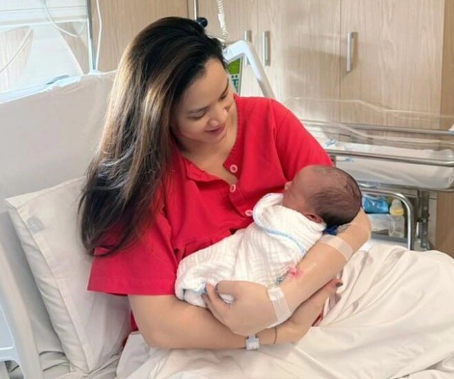 Trang nhung sinh con thứ 3 với chồng đại gia ở tuổi 40 em bé vừa chào đời trông đã giống hệt 2 anh chị lớn - 1