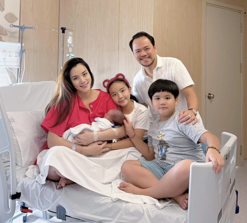 Trang nhung sinh con thứ 3 với chồng đại gia ở tuổi 40 em bé vừa chào đời trông đã giống hệt 2 anh chị lớn - 2