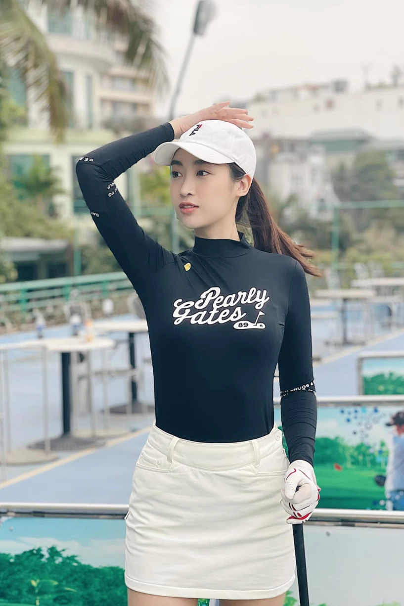 Trang phục tôn body của đỗ mỹ linh khi chơi môn thể thao quý tộc - 7