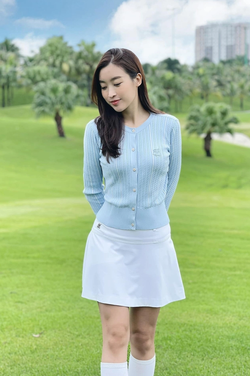 Trang phục tôn body của đỗ mỹ linh khi chơi môn thể thao quý tộc - 9