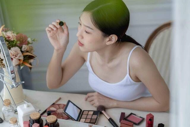 Trời mưa nồm lớp trang điểm nhanh trôi chuyên gia chỉ 4 mẹo giúp son phấn bám chắc như dính keo trên mặt - 1