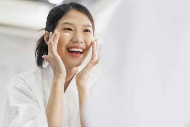 Trời mưa nồm lớp trang điểm nhanh trôi chuyên gia chỉ 4 mẹo giúp son phấn bám chắc như dính keo trên mặt - 2