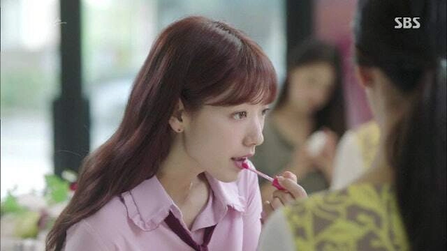 Trời mưa nồm lớp trang điểm nhanh trôi chuyên gia chỉ 4 mẹo giúp son phấn bám chắc như dính keo trên mặt - 3
