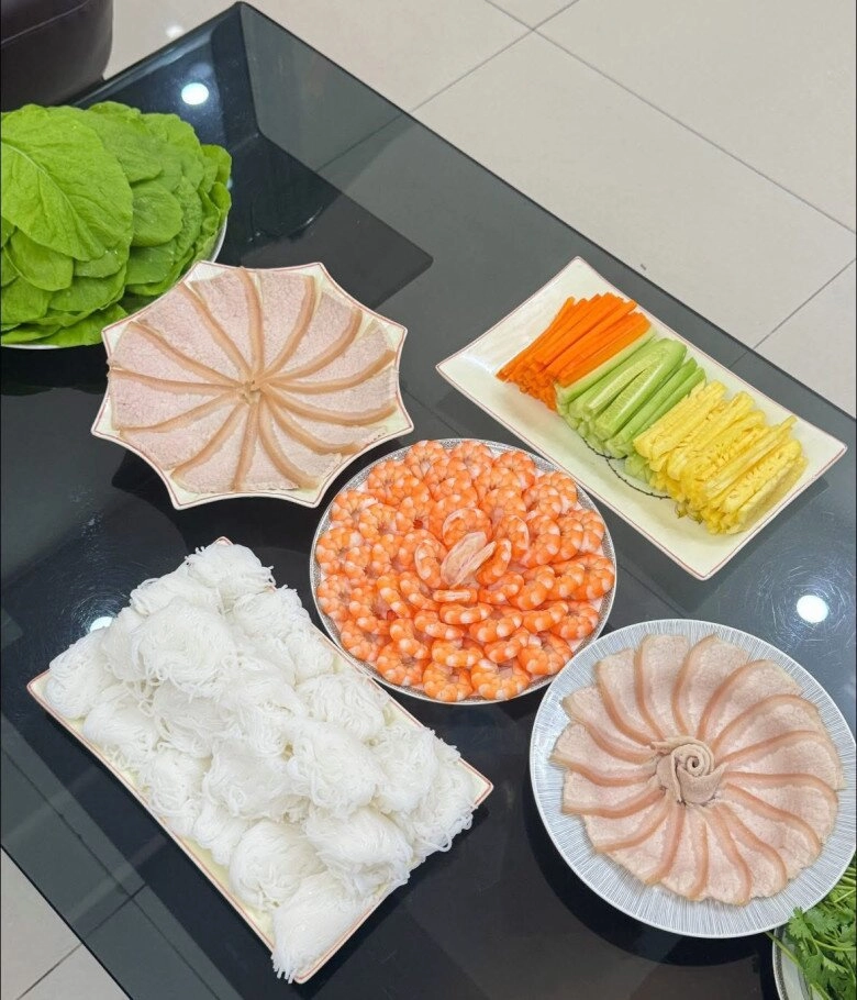 Trời oi nóng mẹ đảm làm gỏi cuốn tôm thịt mách cách luộc tôm đỏ au thái thịt đều tăm tắp 10 miếng như 1 ai cũng khen - 1