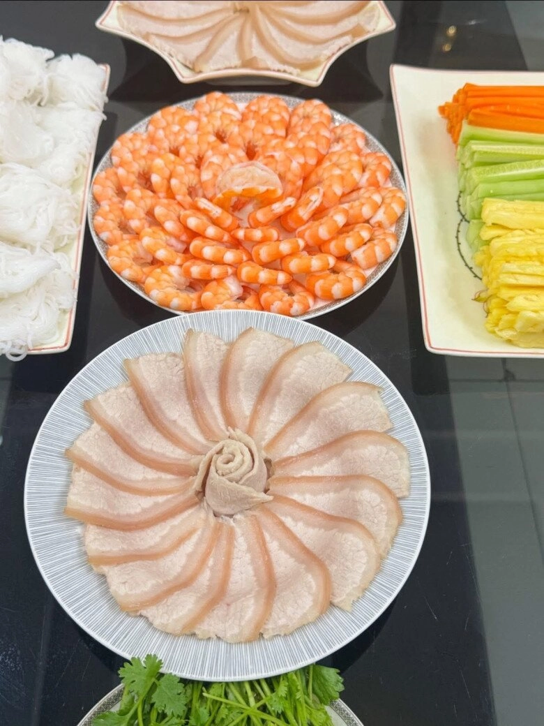 Trời oi nóng mẹ đảm làm gỏi cuốn tôm thịt mách cách luộc tôm đỏ au thái thịt đều tăm tắp 10 miếng như 1 ai cũng khen - 7