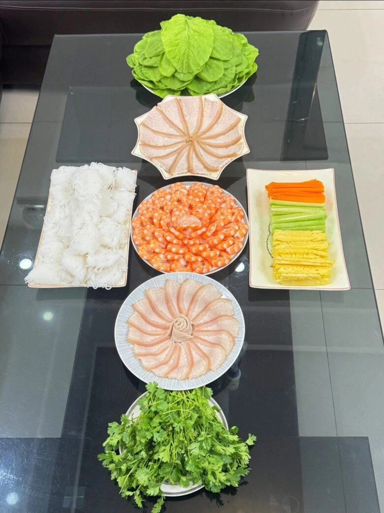 Trời oi nóng mẹ đảm làm gỏi cuốn tôm thịt mách cách luộc tôm đỏ au thái thịt đều tăm tắp 10 miếng như 1 ai cũng khen - 8