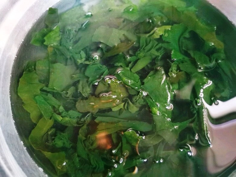 Trứng nấu canh với rau này canxi tăng nhiều lần cực tốt cho xương chân tay chắc khỏe người già trẻ em ăn đều được - 3