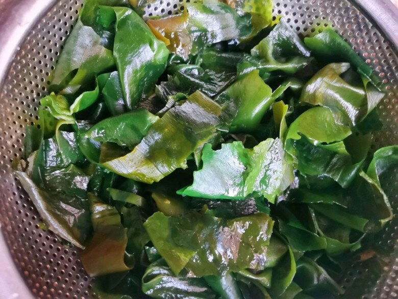 Trứng nấu canh với rau này canxi tăng nhiều lần cực tốt cho xương chân tay chắc khỏe người già trẻ em ăn đều được - 4
