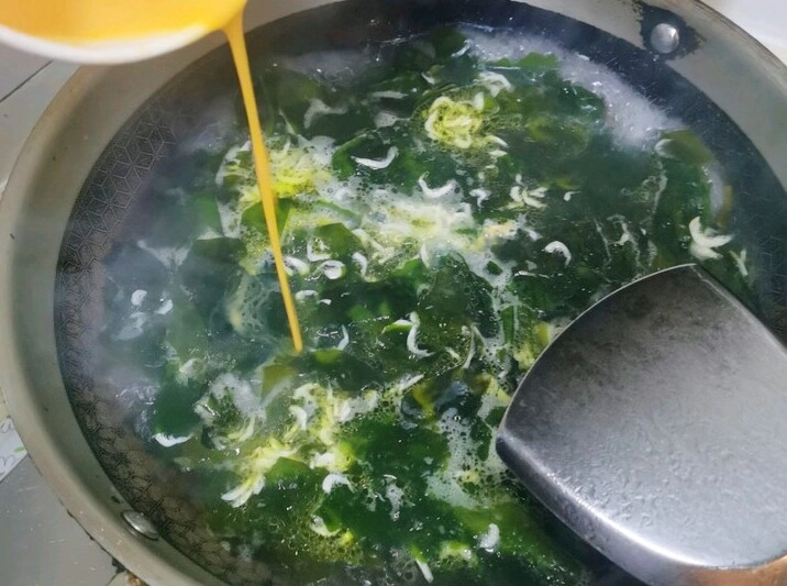 Trứng nấu canh với rau này canxi tăng nhiều lần cực tốt cho xương chân tay chắc khỏe người già trẻ em ăn đều được - 8