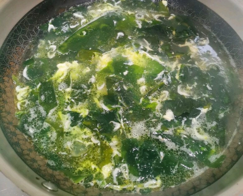 Trứng nấu canh với rau này canxi tăng nhiều lần cực tốt cho xương chân tay chắc khỏe người già trẻ em ăn đều được - 9