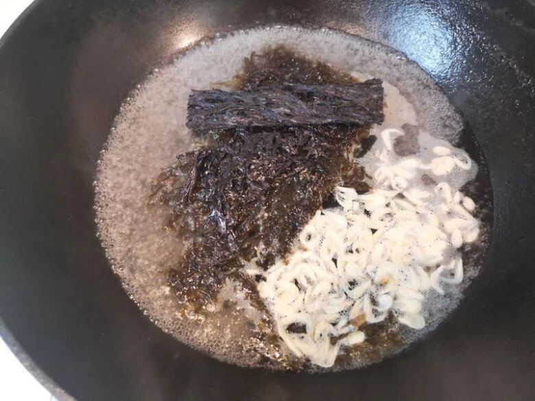 Trứng nấu canh với rau này canxi tăng nhiều lần cực tốt cho xương vừa ngon lại dễ nấu khoảng 3 phút là xong - 2