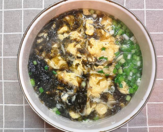 Trứng nấu canh với rau này canxi tăng nhiều lần cực tốt cho xương vừa ngon lại dễ nấu khoảng 3 phút là xong - 4