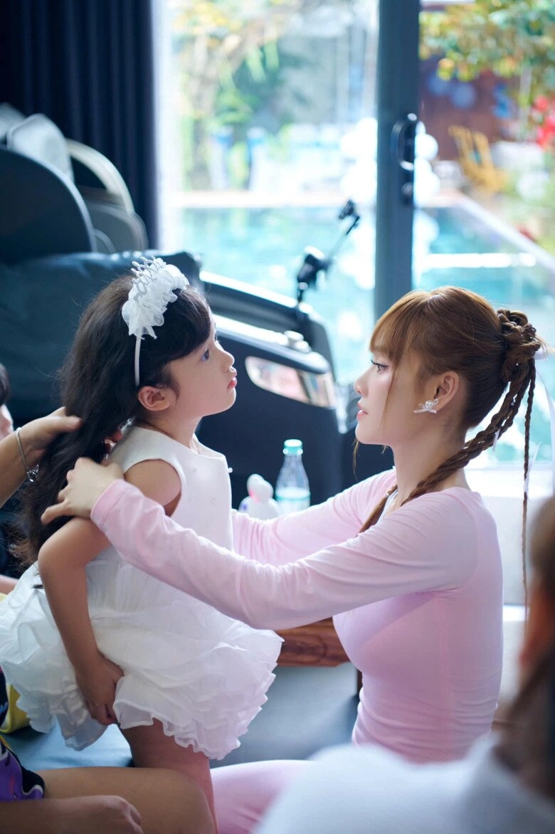 Trường giang - nhã phương cho con gái cưng học đàn piano bé thiên ý mới 6 tuổi đã được khen đủ cả tài lẫn sắc - 4
