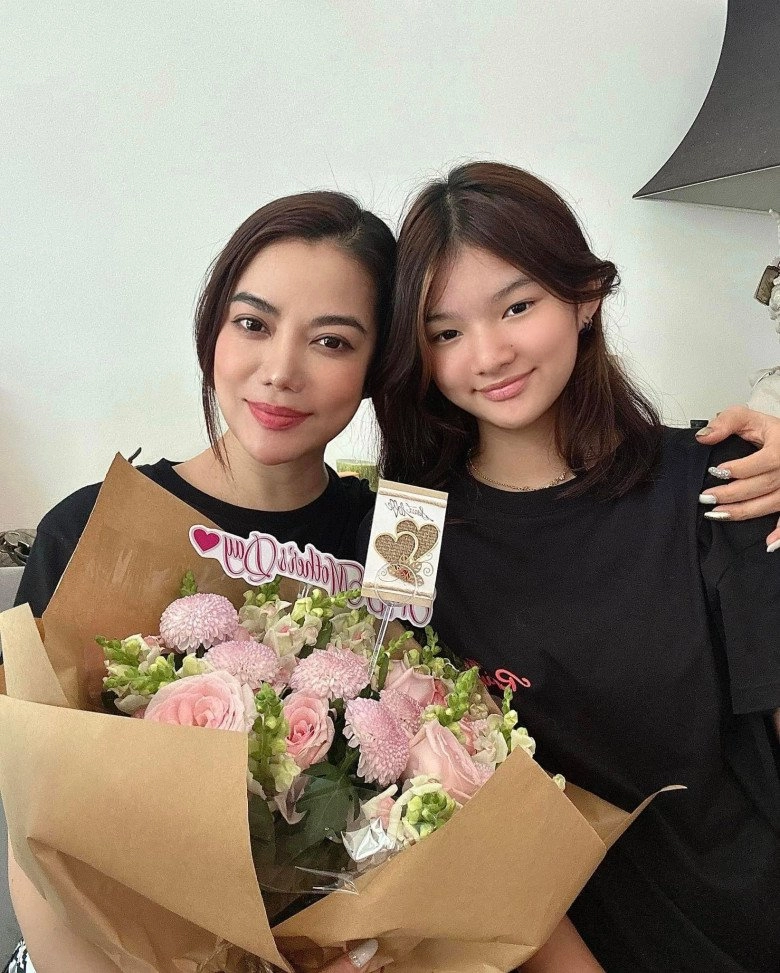 Trương ngọc ánh - trần bảo sơn khoe cô con gái duy nhất mặt xinh như hoa hậu chân thẳng tắp cao trên 1m7 - 11