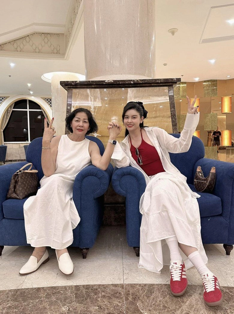 Trương quỳnh anh đưa quý tử sang mỹ gặp ông bà ngoại sau 13 năm khoe con trai khiến mọi người phải ngước nhìn - 9