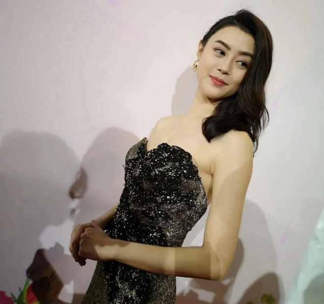 Từng là thí sinh hoa hậu mỗi tháng kiếm 33 triệu đồng chân dài tvb giờ làm bưng bê ăn đồ thừa còn lại - 9