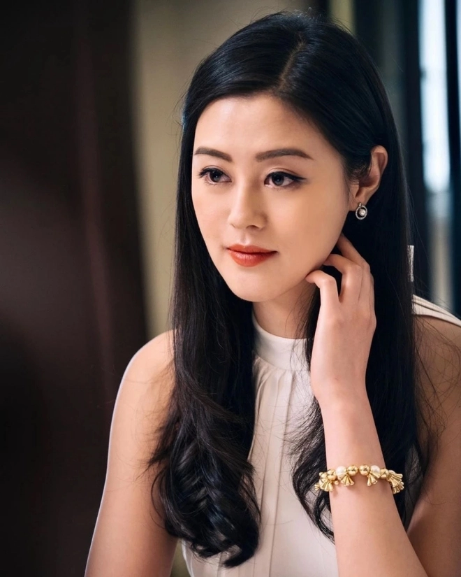 Từng là thí sinh hoa hậu mỗi tháng kiếm 33 triệu đồng chân dài tvb giờ làm bưng bê ăn đồ thừa còn lại - 10